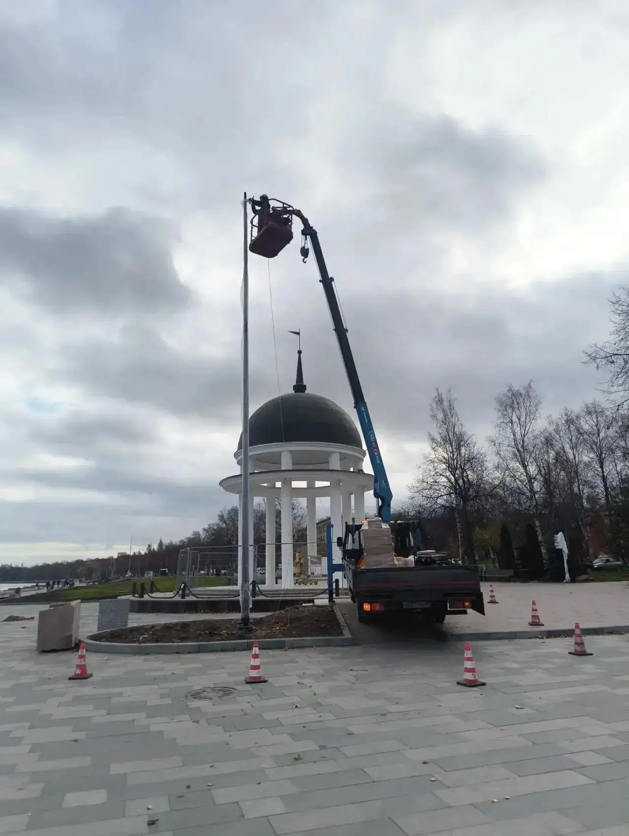 Фонари впервые осветят Ротонду на набережной в Петрозаводске
