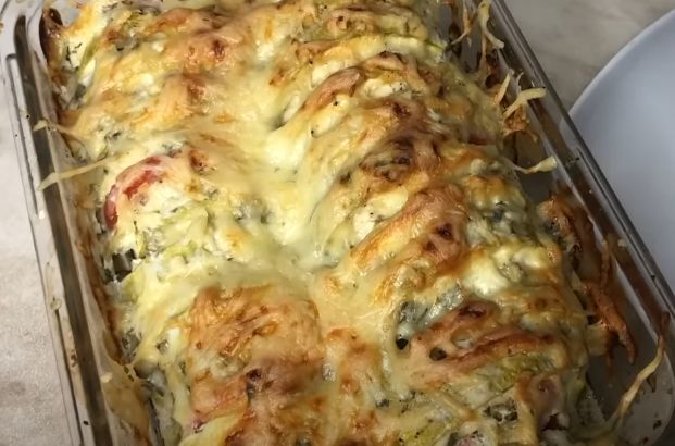 Нежные запечённые кабачки с яркими помидорами и расплавленным сыром