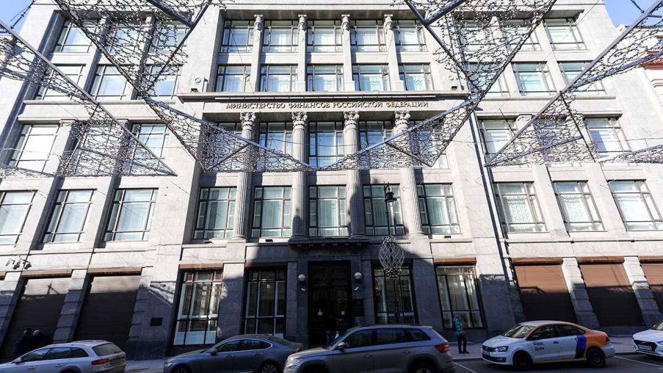 Российскому населению рекомендовано сохранять сбережения в рублях и драгоценностях