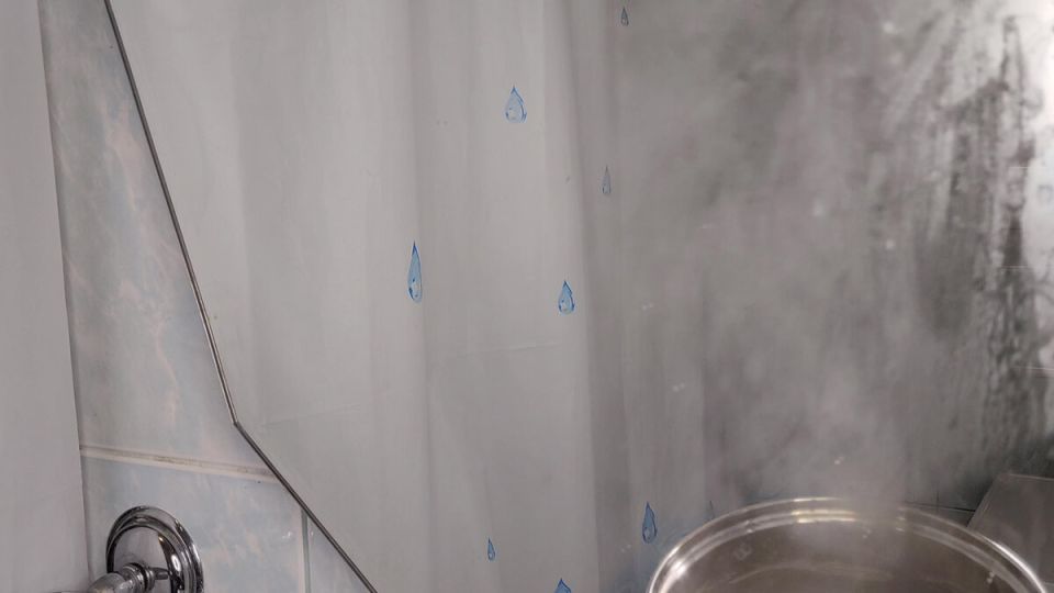 Как сделать зеркало чистым и не запотевать: полезные советы с шампунем