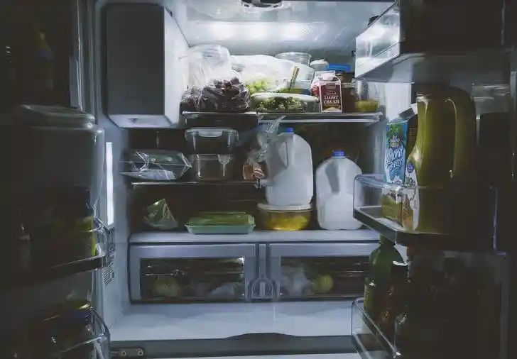 Бабушкин секрет свежести: как копеечный лайфхак продлит жизнь вашим продуктам