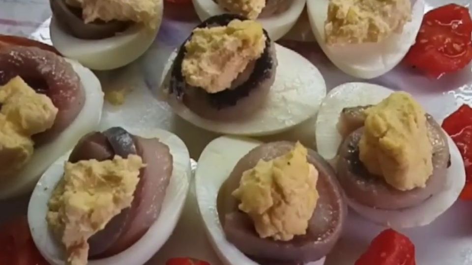 Хватит пичкать гостей яйцами с майонезом: бюджетная закуска их затмит