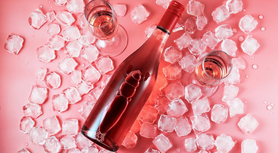 Летние хитрости: как быстро охладить вино на жарком солнце