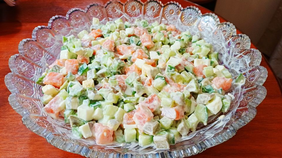 Необычное оливье: обновленный традиционный рецепт с рыбой и авокадо