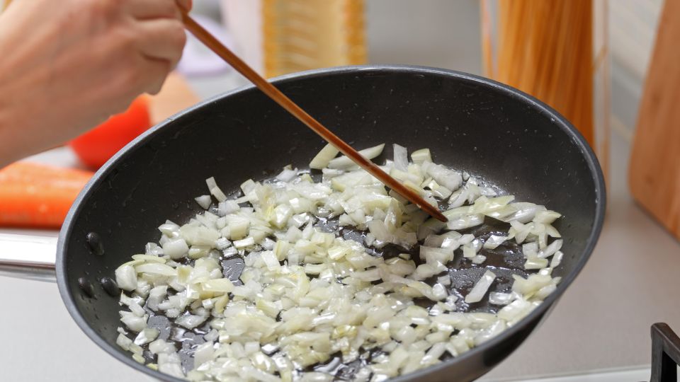 Тоже будете так делать: вот зачем опытные повара добавляют соду при жарке лука