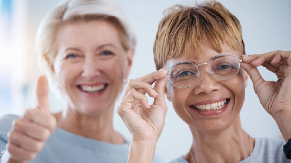 Салфетки для очков не понадобятся: с этой хитростью на линзах не будет разводов