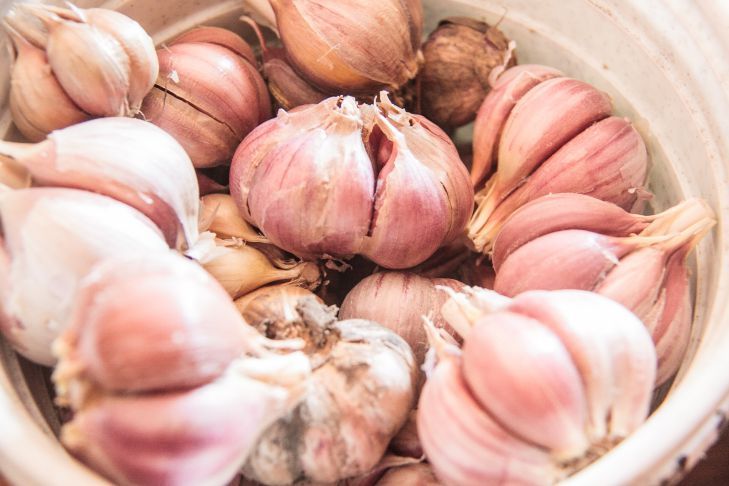 Почему стоит положить чеснок под подушку