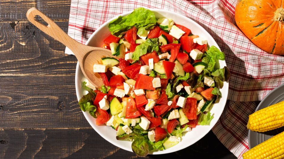 Хватит заправлять огурцы и помидоры майонезом: вот какую вкуснятину можно приготовить