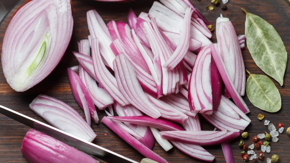 Всего 15 минут: этот маринад сделает лук таким же вкусным, как в ресторане