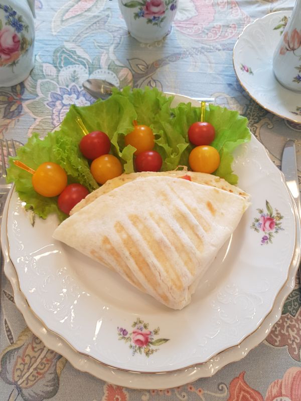 Кесадилья с курицей и помидорами: мексиканский завтрак для гурманов