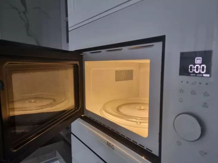 Открыли дверцу — и ахнули: вот как быстро отмыть микроволновку без скребков и химии