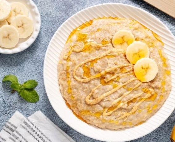 Идеальный завтрак: овсянка с бананом и арахисовой пастой