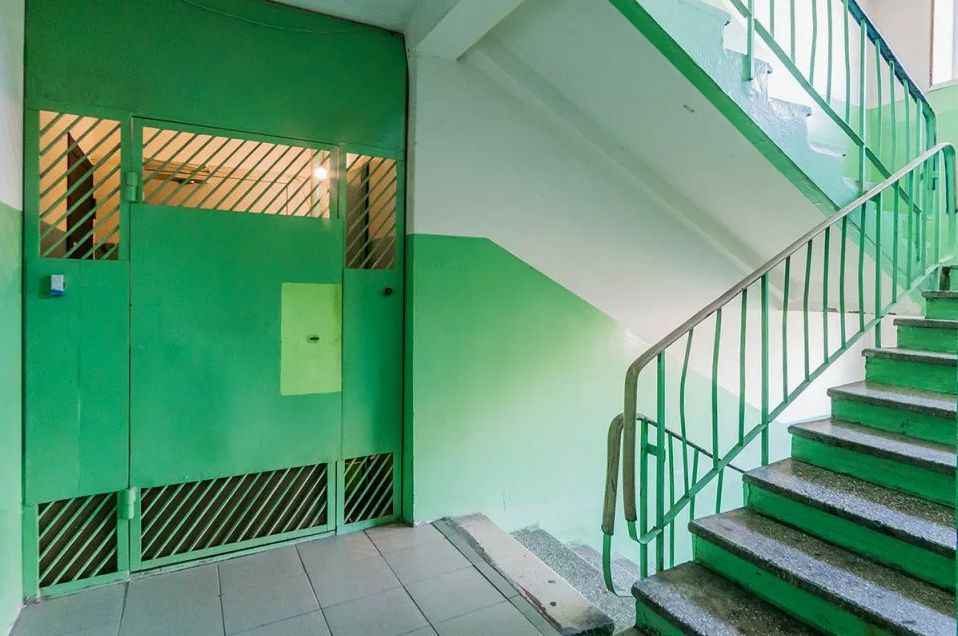 Новые правила: как с 2026 года будет решаться проблема незаконных тамбуров в многоквартирных домах