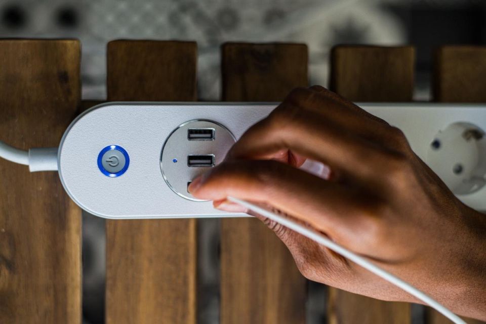 Как снизить счета за электроэнергию: приборы, которые стоит отключить из розетки