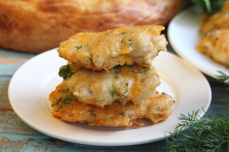 Сочные куриные котлеты с сыром и зеленью