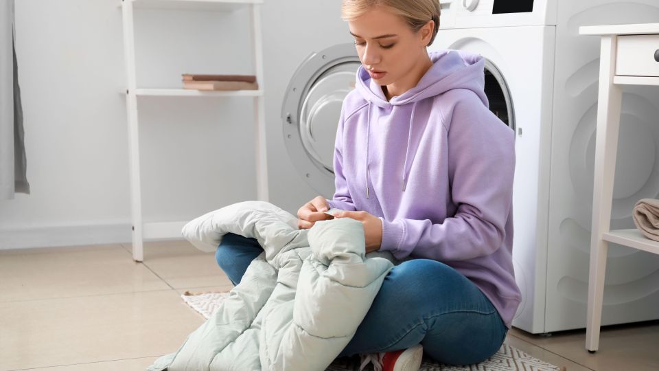 Не хуже, чем в химчистке: простой способ постирать пуховик дома без разводов и комков