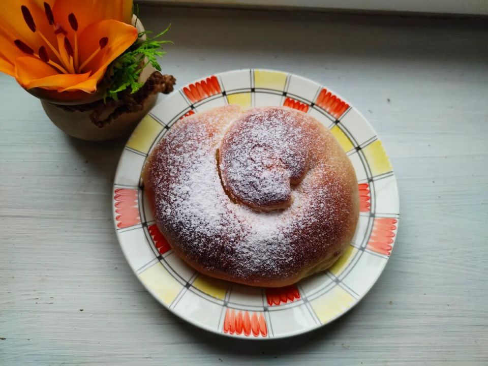 Деликатесы испанской кухни: мягкие булочки Энсаймадас с заварным кремом