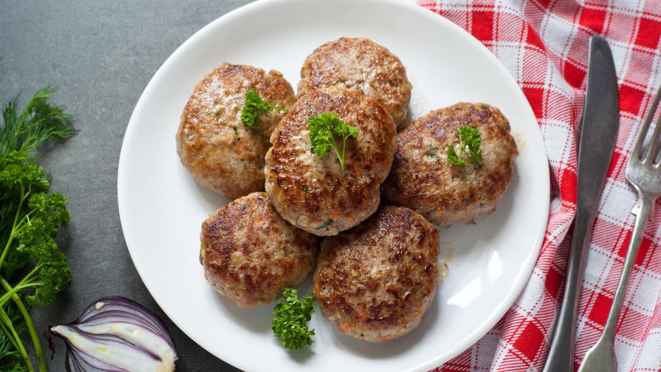 Не сухари и не яйцо: этот секретный ингредиент сотворит чудеса с домашними котлетами