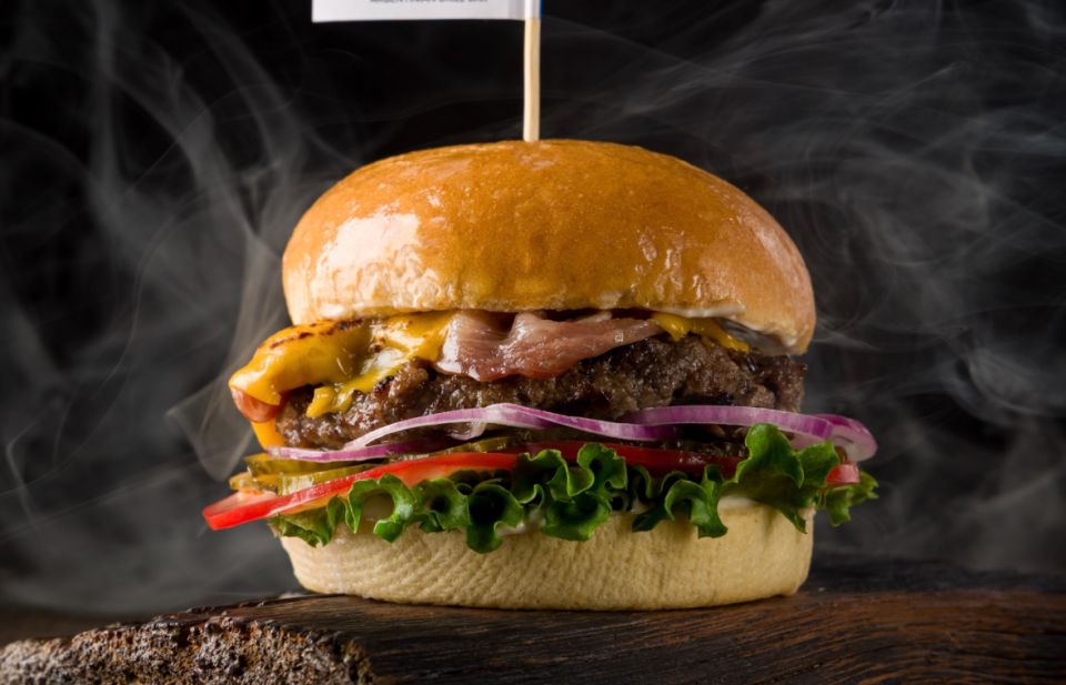 Искусство идеального бургера: секреты сочности и вкуса