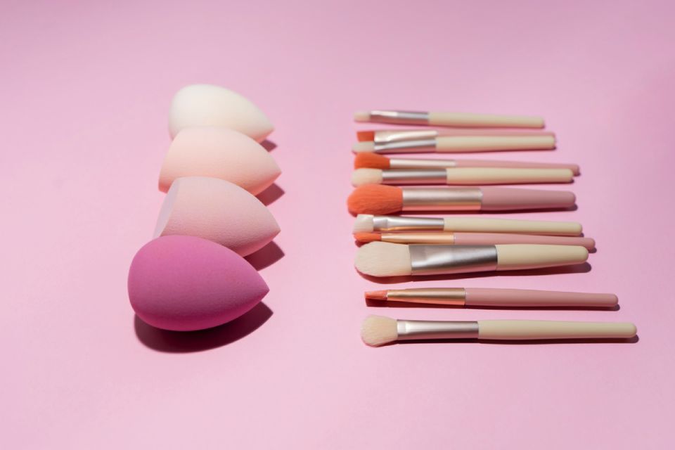 Необходимость очищения кистей и спонжей для макияжа