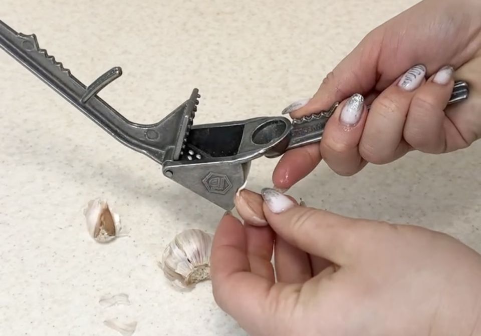 Неожиданные возможности чеснокодавки: 5 полезных функций, о которых вы не знали