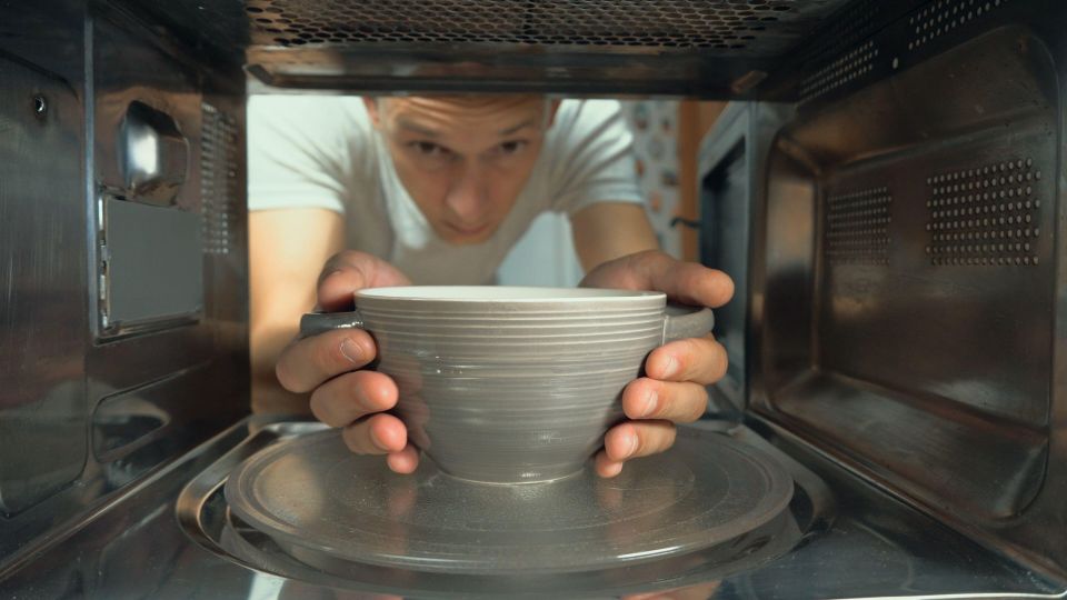 Жир сам отскочит: этот секретный прием очистит микроволновку изнутри за две минуты