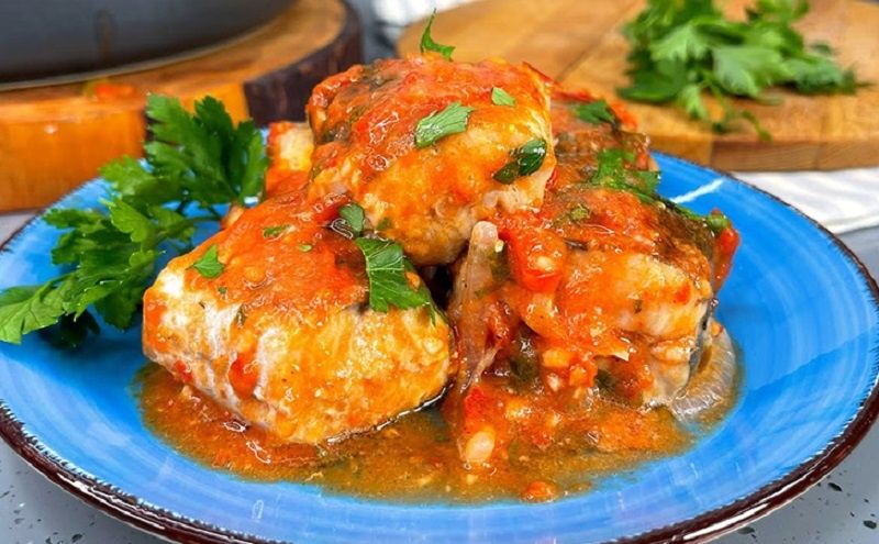 Как приготовить бюджетную рыбу в духовке: секреты нежного блюда