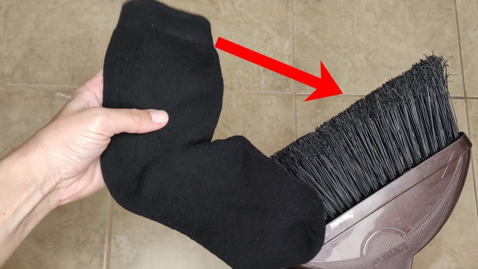 Упрощение уборки: как носок на метле поможет справиться с пылью