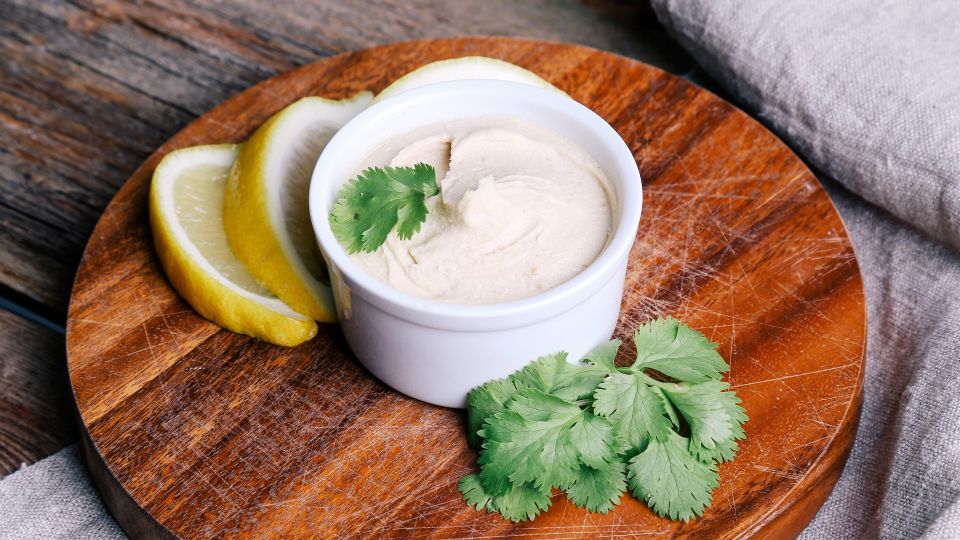 Такой чесночный соус подают в мишленовских ресторанах: рецепт прост как пять копеек