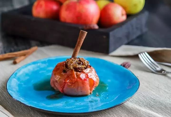 Очарование запечённых яблок: уютный десерт для холодных вечеров